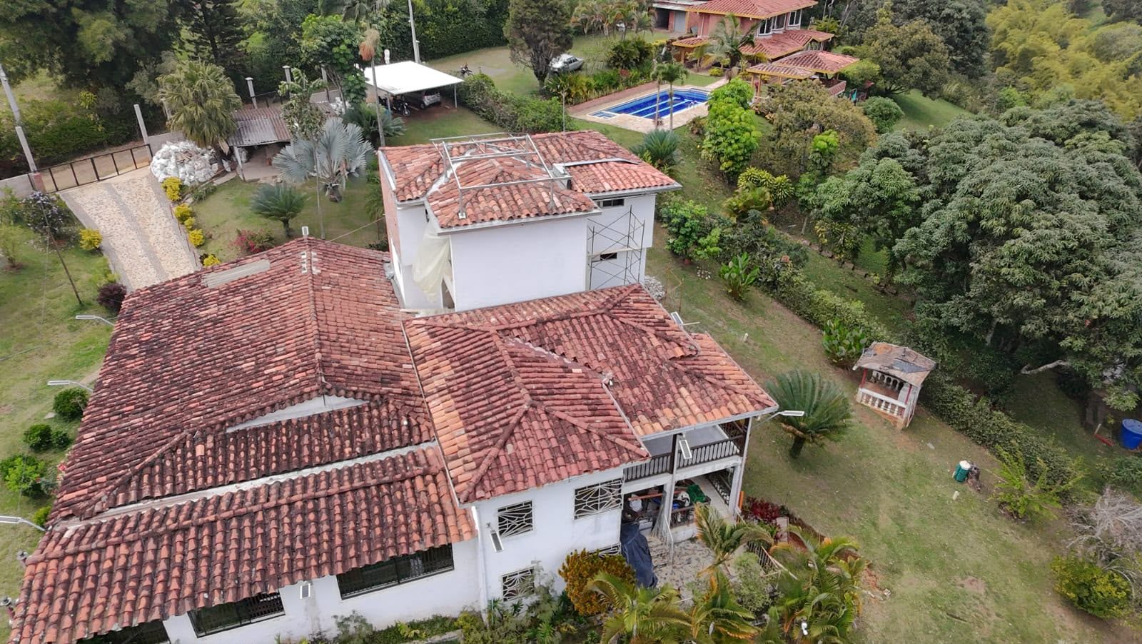 La misma casa de finca con la estructura lista, antes de los paneles
