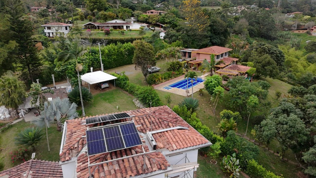 Casa de finca en Copacabana con los paneles solares instalados por JSOLAR