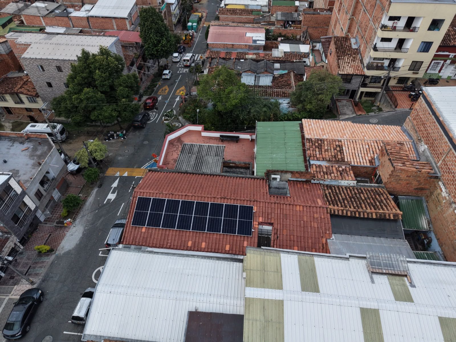 Paneles solares instalados en una vivienda de Medellín